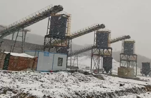 温州河南焊接钢板仓工地迎来年后场雪
